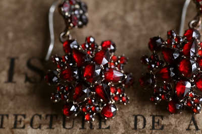 ボヘミアンガーネット　フラワードロップピアス　ボヘミア アンティークストリュフ