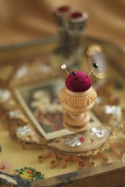 ベジタブルアイボリーのピンクッション　ヴィクトリアン　イギリス アンティークストリュフ 20251111