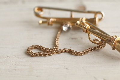 ホルンのカラーピンブローチ アンティークストリュフ 20251127