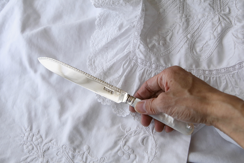マザーオブパールハンドル　シルバーケーキナイフ　Isac Ellis & Sons アンティークストリュフ