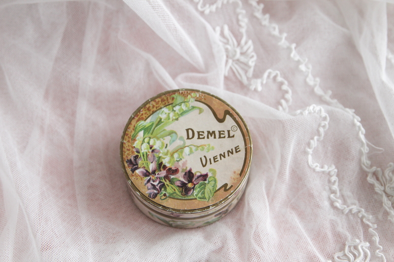 アンティーク紙箱　demel vienne デメル　スミレ　スズラン　オーストリア