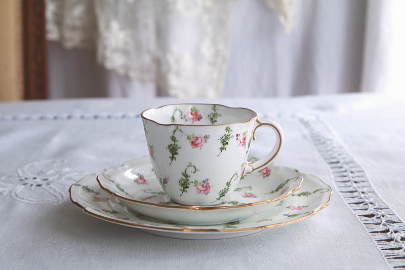 手描きの小薔薇のティートリオ　ロイヤルクラウンダービー　royalcrownderby イギリス　アンティークストリュフ