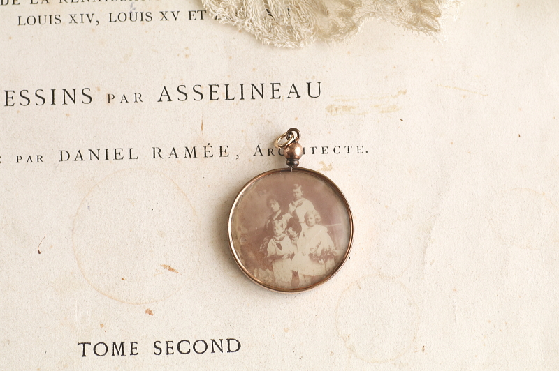 ウォッチリボンブローチ　フォトフレームチャーム イギリス　アンティークストリュフ