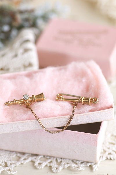 ホルンのカラーピンブローチ アンティークストリュフ 20251127