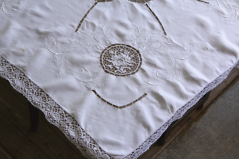 アンティークリネンテーブルクロス　大輪の花　カットワーク　刺繍　アップリケ　イギリス