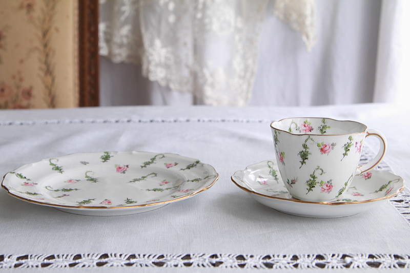 手描きの小薔薇のティートリオ　ロイヤルクラウンダービー　royalcrownderby イギリス　アンティークストリュフ