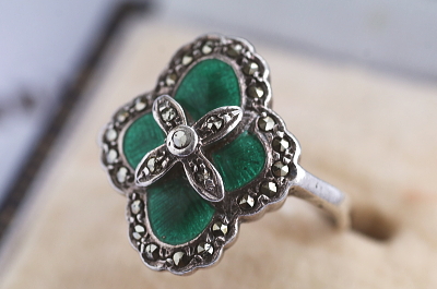 ギロッシュエナメル　マーカサイト　シルバーリング　四葉のクローバー　ヨーロッパ アンティークストリュフ