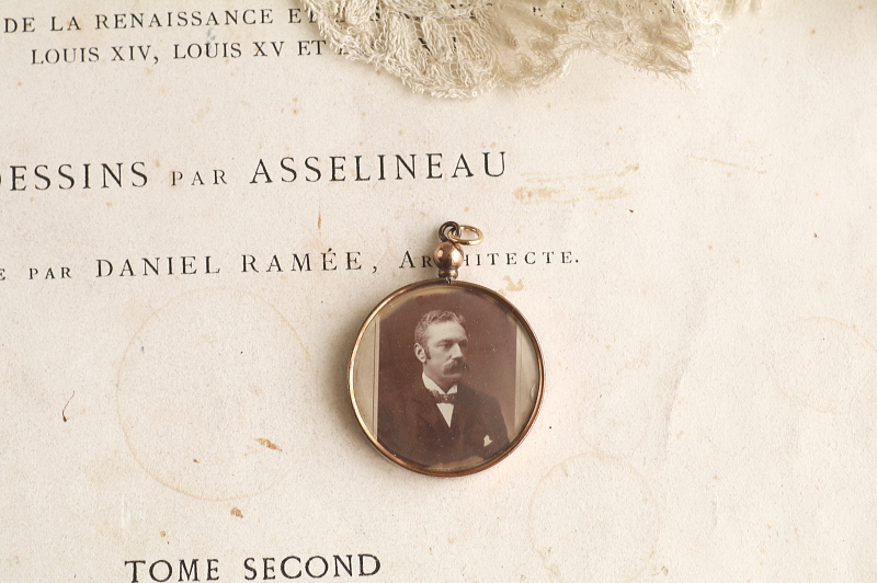 ウォッチリボンブローチ　フォトフレームチャーム イギリス　アンティークストリュフ