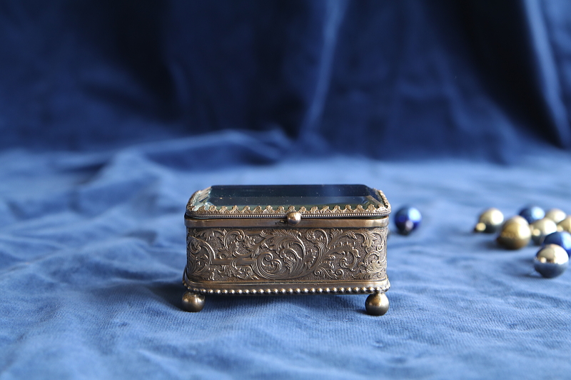 ガラスの蓋のジュエリーボックス フランス アンティークストリュフ