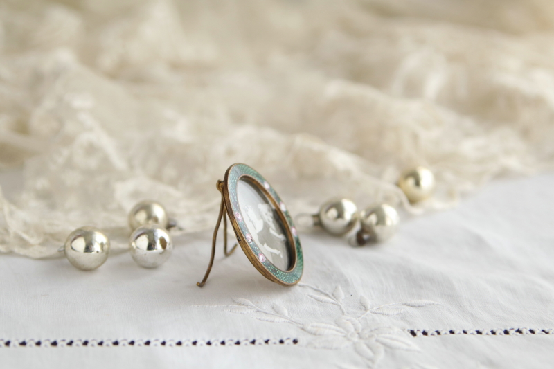 薔薇のエナメルフレーム　ミニフォトスタンド　ヨーロッパ アンティークストリュフ 20251223