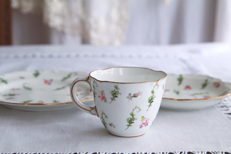 手描きの小薔薇のティートリオ　ロイヤルクラウンダービー　royalcrownderby イギリス　アンティークストリュフ