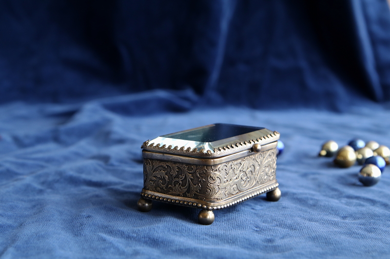 ガラスの蓋のジュエリーボックス フランス アンティークストリュフ