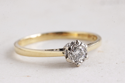 アンティークダイヤモンドソリテールリング　ヴィンテージジュエリー　エンゲージリング　婚約指輪　イギリス　アンティークストリュフ