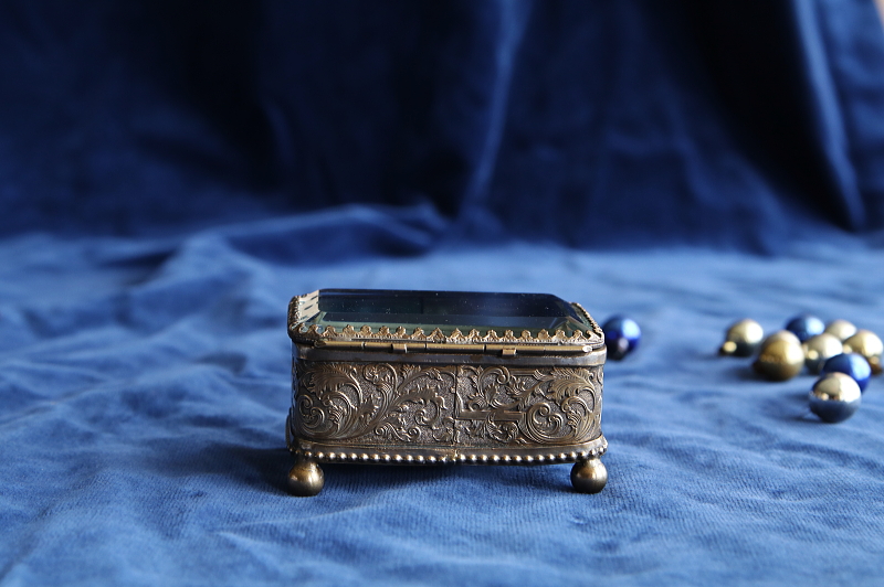 ガラスの蓋のジュエリーボックス フランス アンティークストリュフ