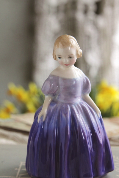 アンティークロイヤルドルトン　フィギュリン　marie royal doulton イギリス