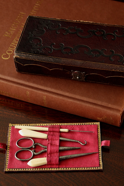 革表紙の裁縫セット　Lady's Companion　イギリス アンティークストリュフ 20251120