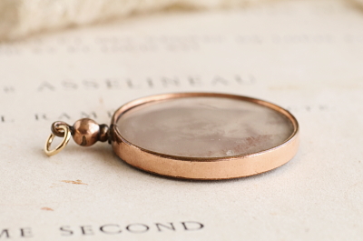 ウォッチリボンブローチ　フォトフレームチャーム イギリス　アンティークストリュフ