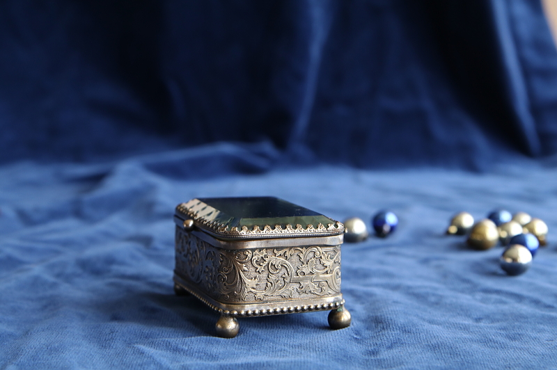 ガラスの蓋のジュエリーボックス フランス アンティークストリュフ