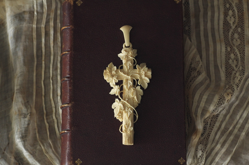 アンティークアイボリークロス　ペンダント　オブジェ　象牙　葡萄　十字架　フランス