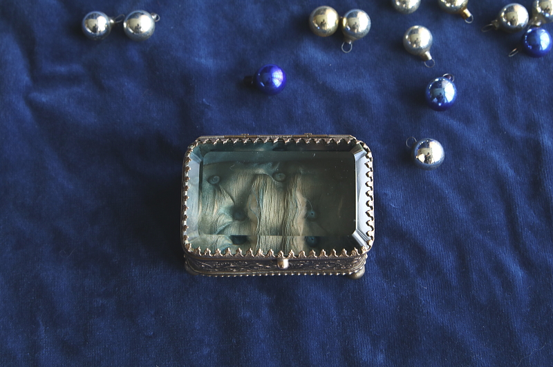 ガラスの蓋のジュエリーボックス フランス アンティークストリュフ