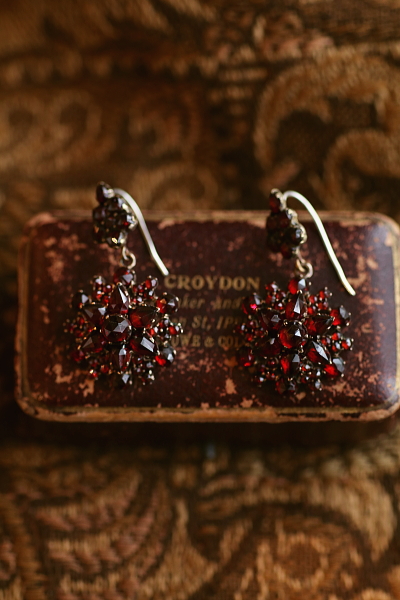 ボヘミアンガーネット　フラワードロップピアス　ボヘミア アンティークストリュフ 20251031