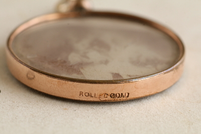 ウォッチリボンブローチ　フォトフレームチャーム イギリス　アンティークストリュフ