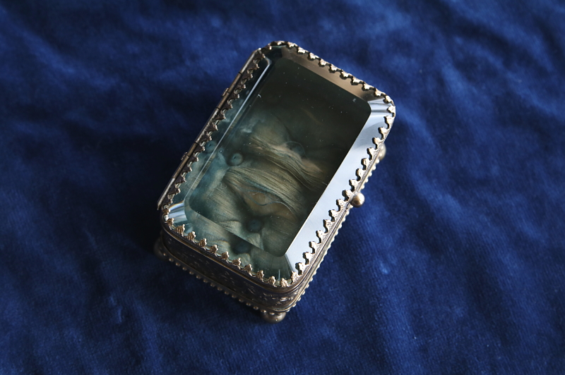 ガラスの蓋のジュエリーボックス フランス アンティークストリュフ