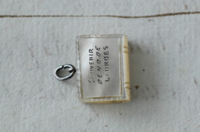 マザーオブパールホーリーブックチャーム　スタンホープ　souvenir de N.D. Louedes フランス