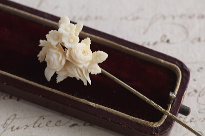 カーブドボーンピンブローチ　薔薇と勿忘草　ヨーロッパ アンティークストリュフ