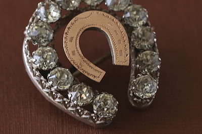 ペースト&ゴールド　ホースシューシルバーブローチ　イギリス アンティークストリュフ