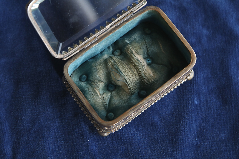 ガラスの蓋のジュエリーボックス フランス アンティークストリュフ