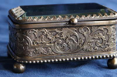 ガラスの蓋のジュエリーボックス フランス アンティークストリュフ