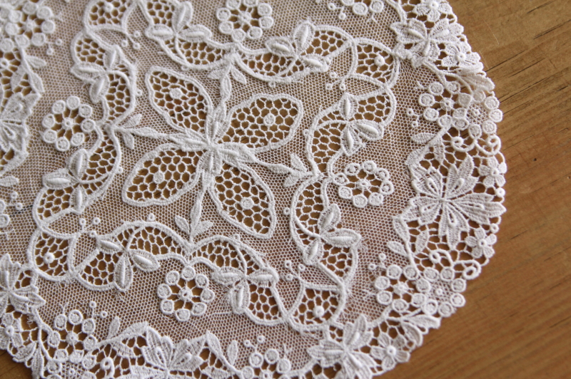 アンティークフランス購入 兵士の横顔と蘭の花✾ トライアングル型 レースドイリー フランスアンティーク レースの小箱