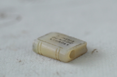 マザーオブパールホーリーブックチャーム　スタンホープ　souvenir de N.D. Louedes フランス