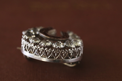 ペースト&ゴールド　ホースシューシルバーブローチ　イギリス アンティークストリュフ