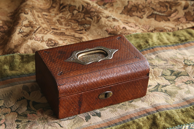 花のエングレービング　レザージュエリーボックス　イギリス アンティークストリュフ