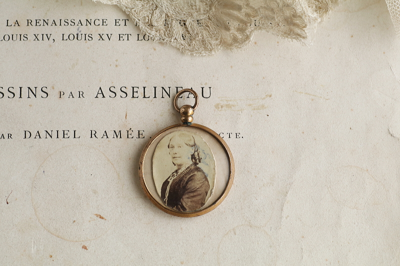 ウォッチリボンブローチ　フォトフレームチャーム イギリス　アンティークストリュフ