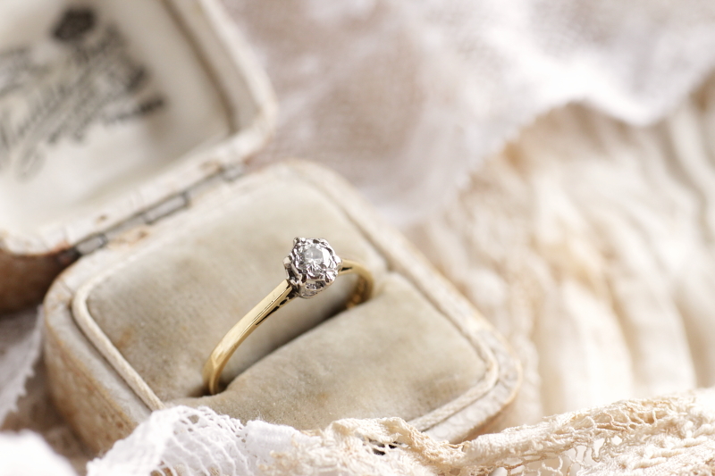 アンティークダイヤモンドソリテールリング　ヴィンテージジュエリー　エンゲージリング　婚約指輪　イギリス　アンティークストリュフ