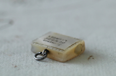 マザーオブパールホーリーブックチャーム　スタンホープ　souvenir de N.D. Louedes フランス