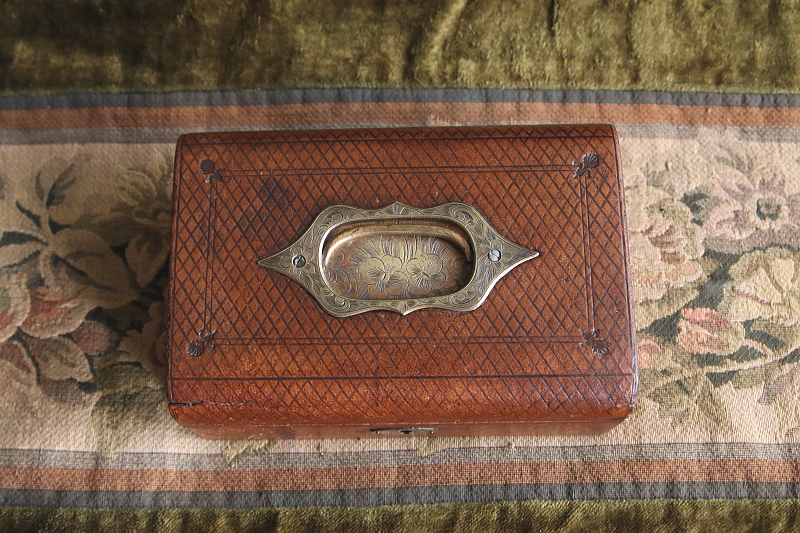 花のエングレービング　レザージュエリーボックス　イギリス アンティークストリュフ