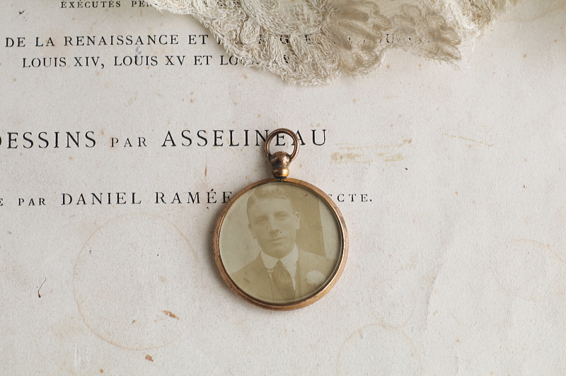 ウォッチリボンブローチ　フォトフレームチャーム イギリス　アンティークストリュフ