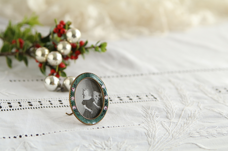 薔薇のエナメルフレーム　ミニフォトスタンド　ヨーロッパ アンティークストリュフ 20251223