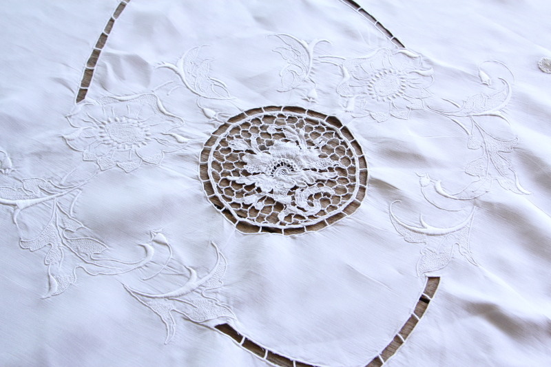 アンティークリネンテーブルクロス　大輪の花　カットワーク　刺繍　アップリケ　イギリス