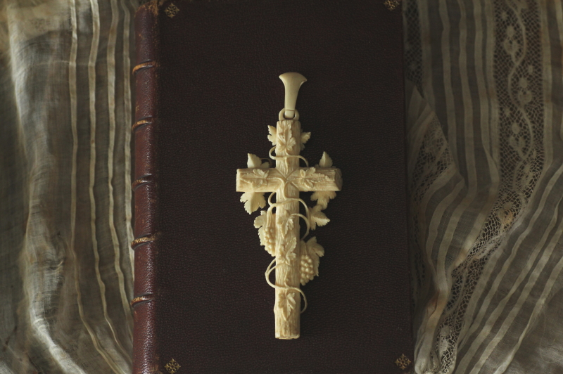 アンティークアイボリークロスペンダント　オブジェ　象牙　葡萄　十字架　フランス