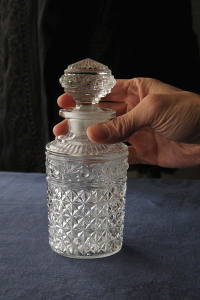 アンティークプレスガラスパフュームボトル　化粧水　フランス