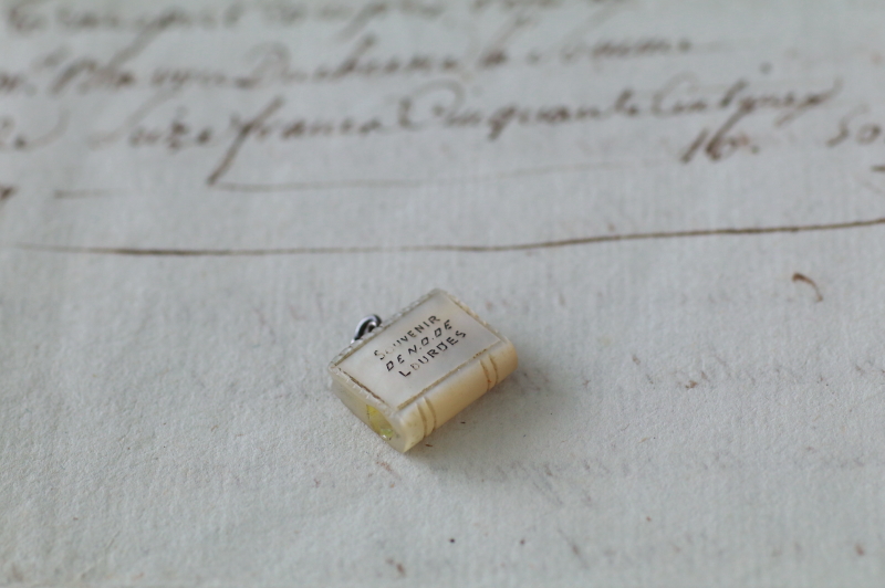 マザーオブパールホーリーブックチャーム　スタンホープ　souvenir de N.D. Louedes フランス
