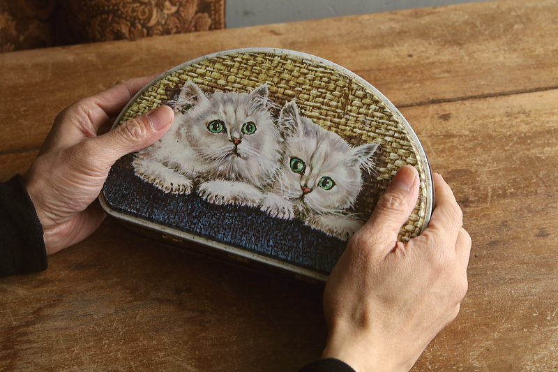 仔猫のビスケット缶　イギリス アンティークストリュフ