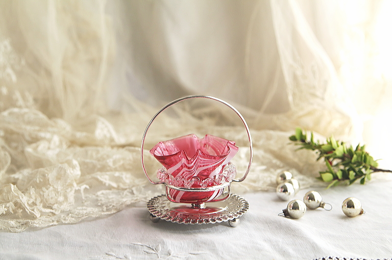 クランベリーガラスのソルトディッシュ　james deakin and sons マーブルパターン　イギリス アンティークストリュフ