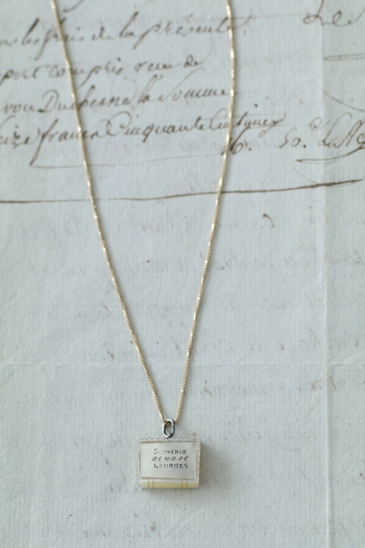 マザーオブパールホーリーブックチャーム　スタンホープ　souvenir de N.D. Louedes フランス