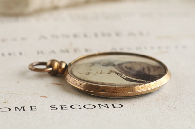 ウォッチリボンブローチ　フォトフレームチャーム イギリス　アンティークストリュフ